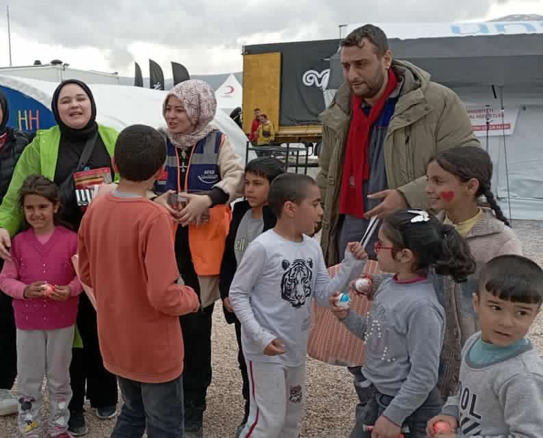 aykut guzel malatya da depremzedelere yardim etmeye ve moral vermeye devam etti